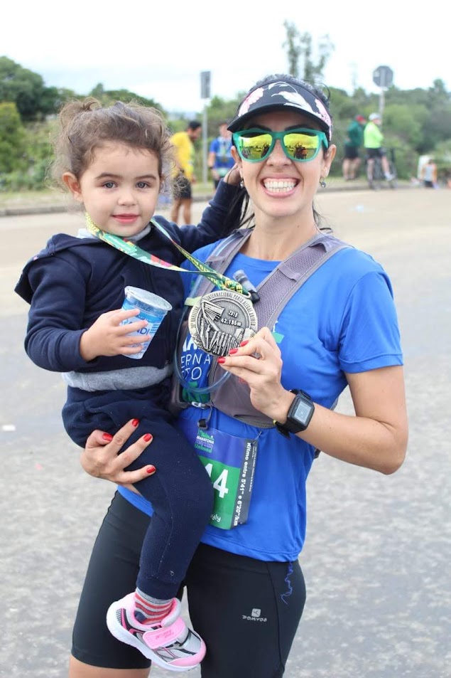 Lívia com sua filha após corrida