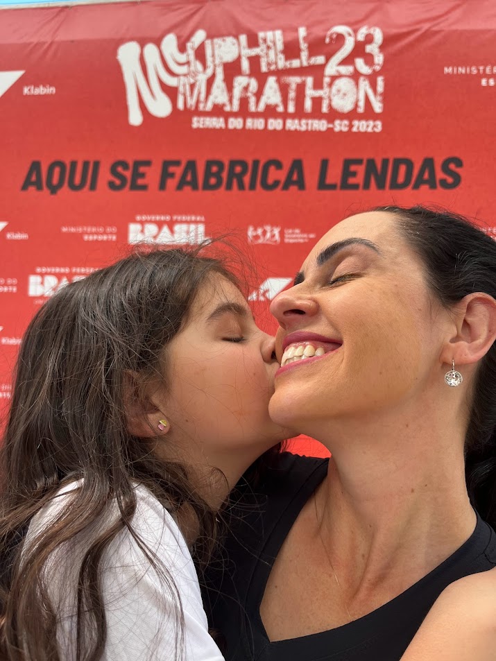 Lívia com medalha nas montanhas